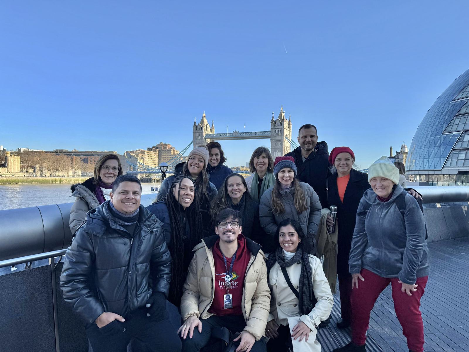 Grupo do InArte diante da Tower Bridge, em Londres