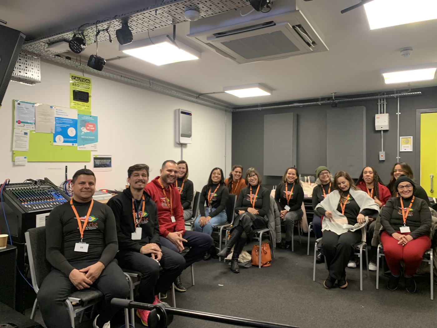 Alunos do InArte estudando em sala de aula em Londres