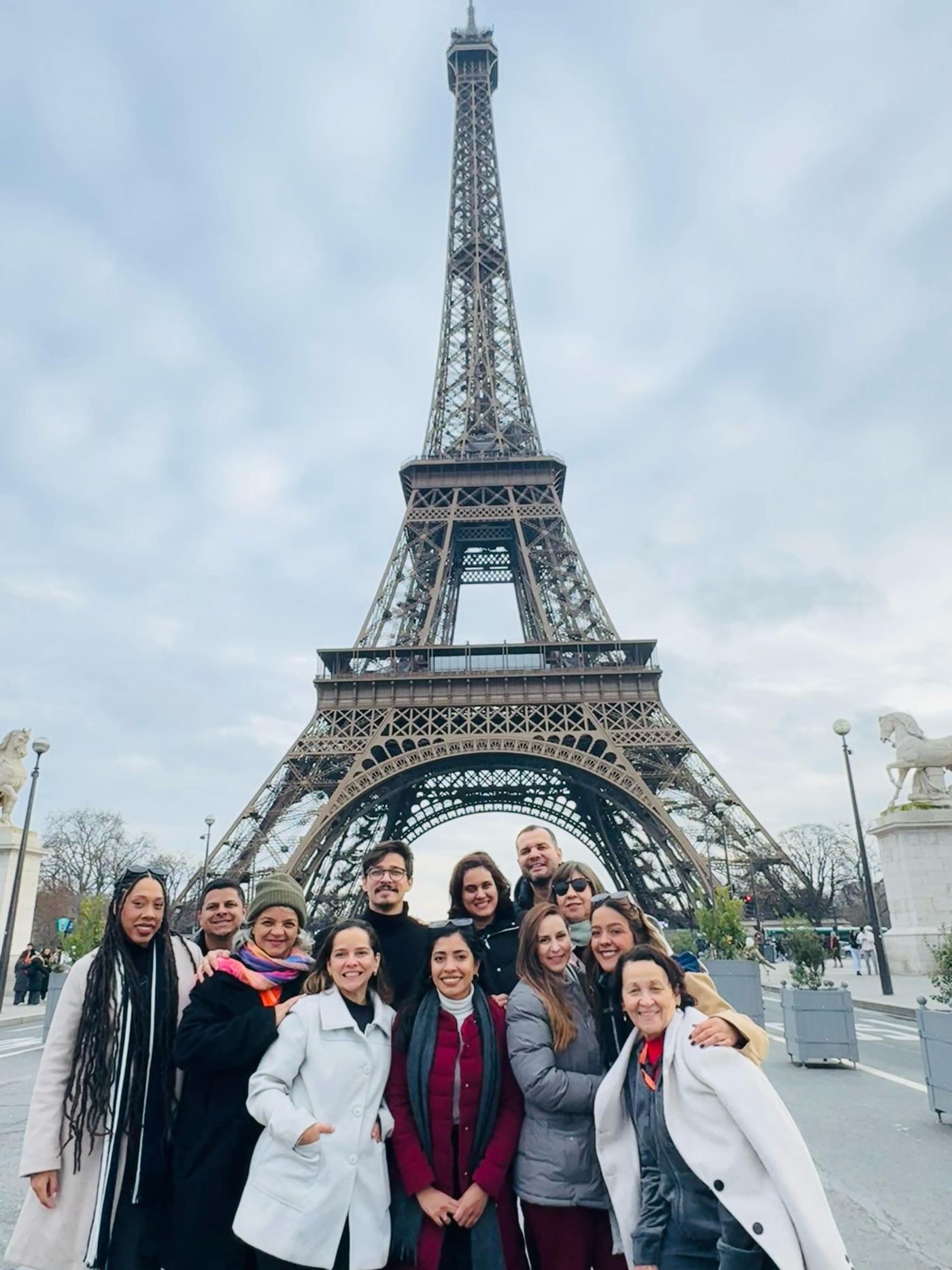 Alunos do InArte diante da Torre Eiffel, em Paris