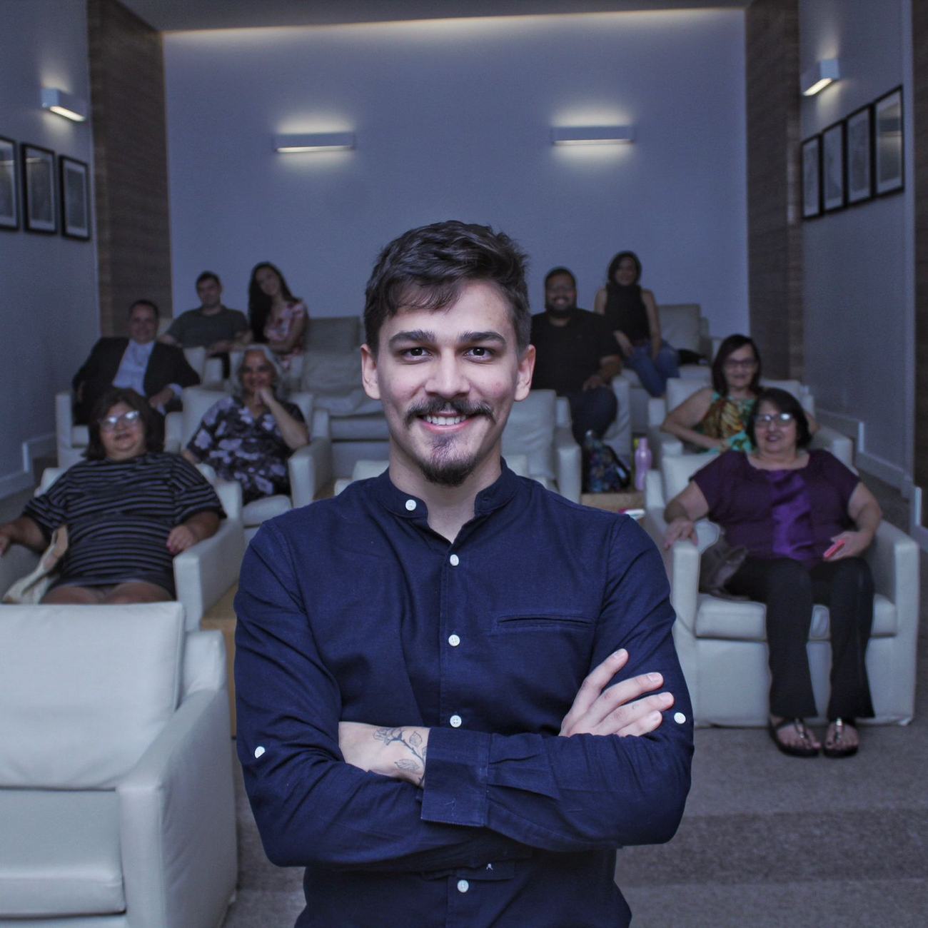 Vitor Sales com alunos do InArte